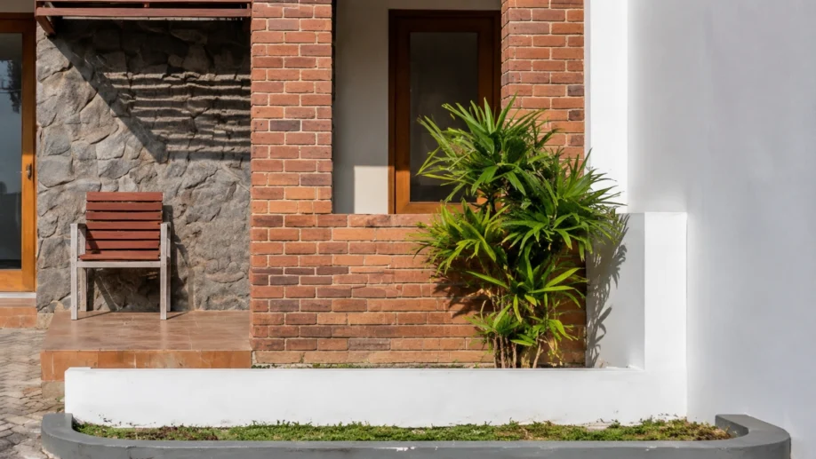 Desain Rumah Modern Tropis dengan Bata Ekspos dan Atap Miring - detail proyek