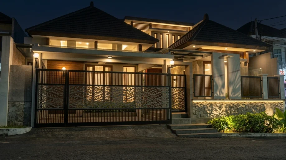 Rumah Tropis Modern dengan Material Alam dan Pagar Motif Daun - tampak eksterior
