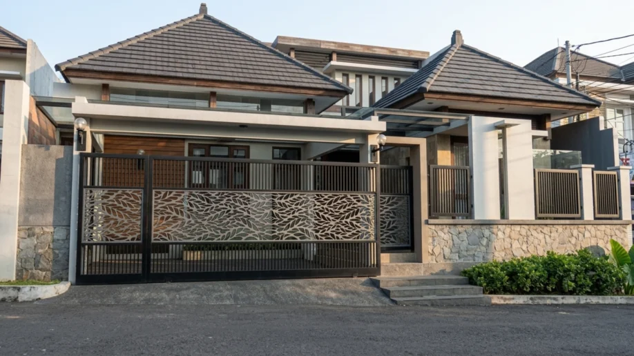 Rumah Tropis Modern dengan Material Alam dan Pagar Motif Daun - tampak eksterior