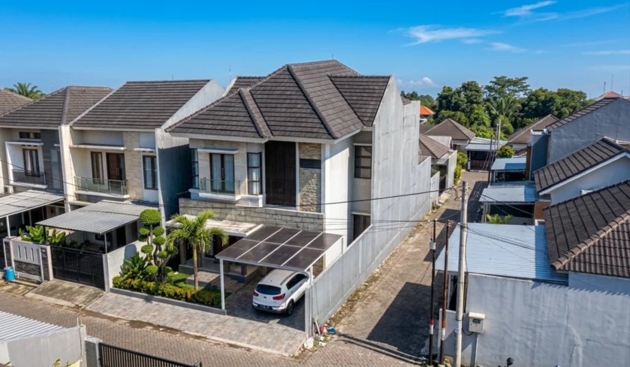 Rumah Modern Tropis 2 Lantai dengan Batu Alam dan Kisi Kayu - tampak eksterior