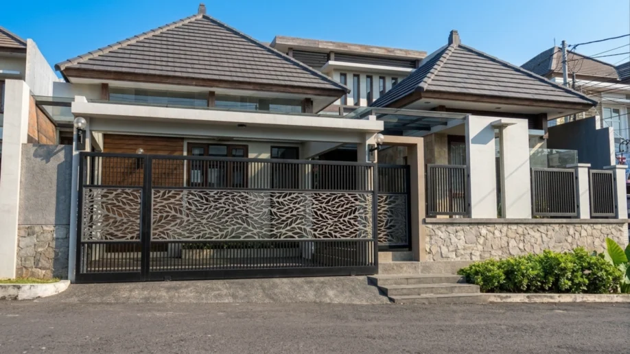 Rumah Tropis Modern dengan Material Alam dan Pagar Motif Daun - tampak eksterior