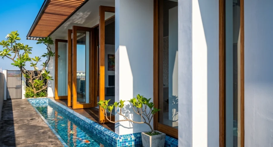 Desain Villa Tropis Satu Lantai dengan Kolam Renang Linear - tampak eksterior