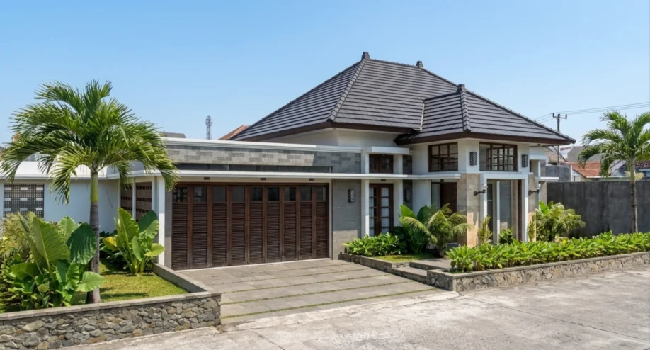 Desain Rumah Tropis Elegan Satu Lantai dengan Atap Limasan - tampak eksterior