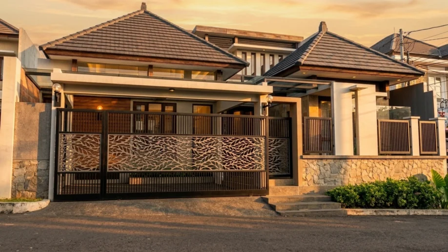 Rumah Tropis Modern dengan Material Alam dan Pagar Motif Daun - tampak eksterior