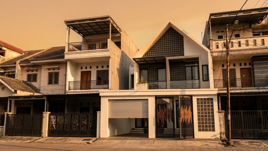 Desain Rumah Minimalis Industrial dengan Fasad Roster - tampak eksterior