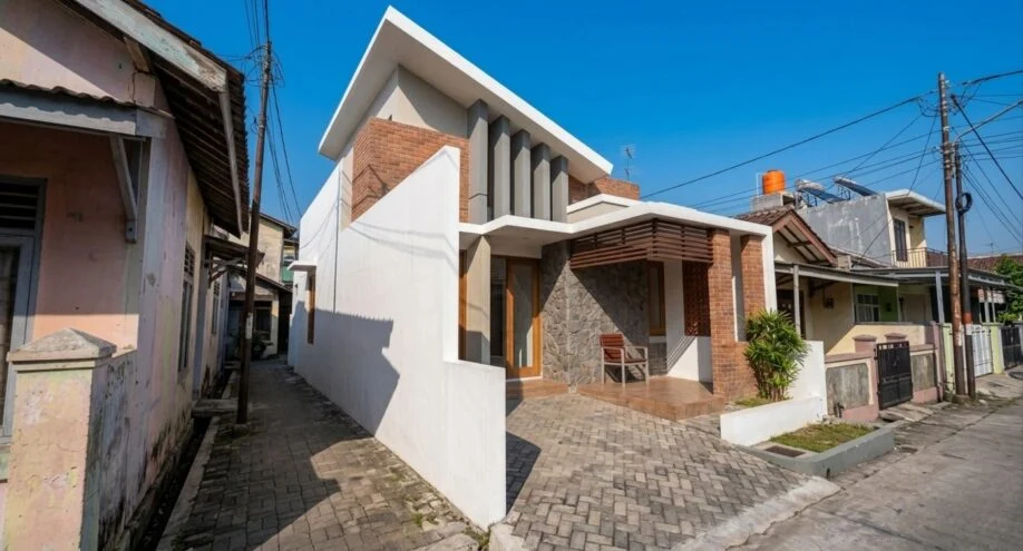 Desain Rumah Modern Tropis dengan Bata Ekspos dan Atap Miring - dokumentasi proyek 7