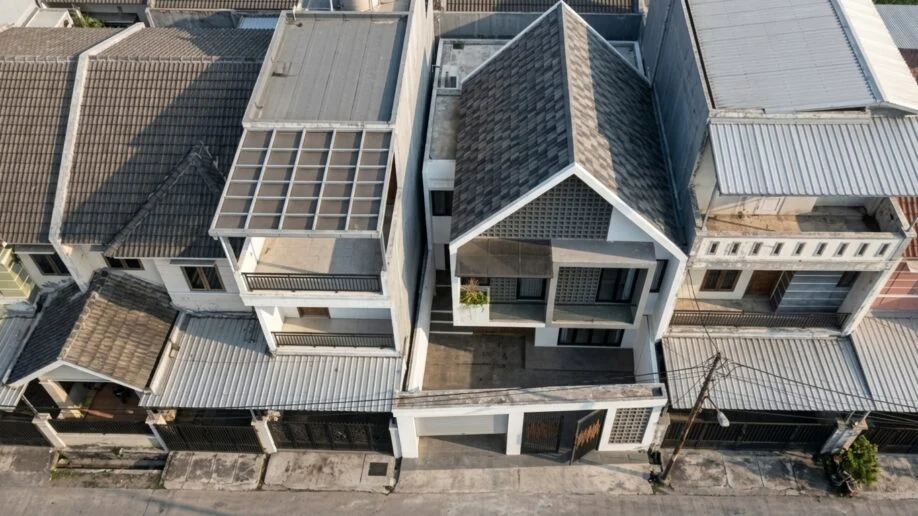 Desain Rumah Minimalis Industrial dengan Fasad Roster - dokumentasi proyek 6