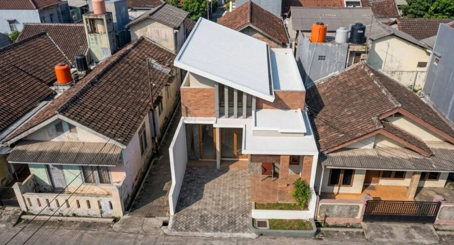 Desain Rumah Modern Tropis dengan Bata Ekspos dan Atap Miring - dokumentasi proyek 6