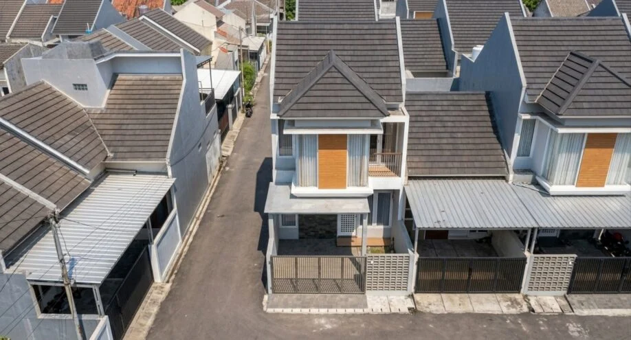 Desain Rumah Minimalis Dua Lantai dengan Aksen Kayu - dokumentasi proyek 6