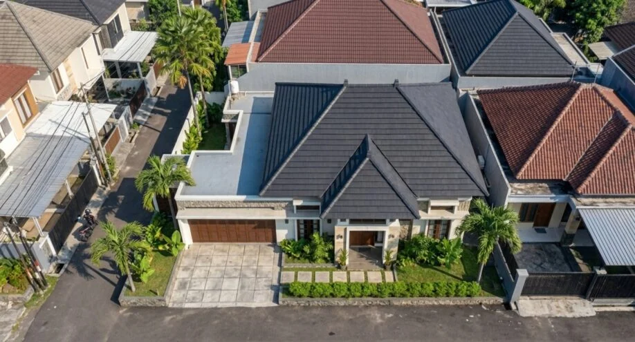 Desain Rumah Tropis Elegan Satu Lantai dengan Atap Limasan - detail fasad