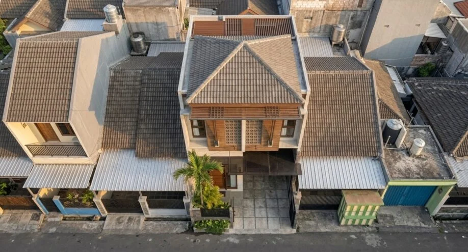 Desain Rumah Urban Tropis dengan Roster dan Fasad Kayu - dokumentasi proyek 7