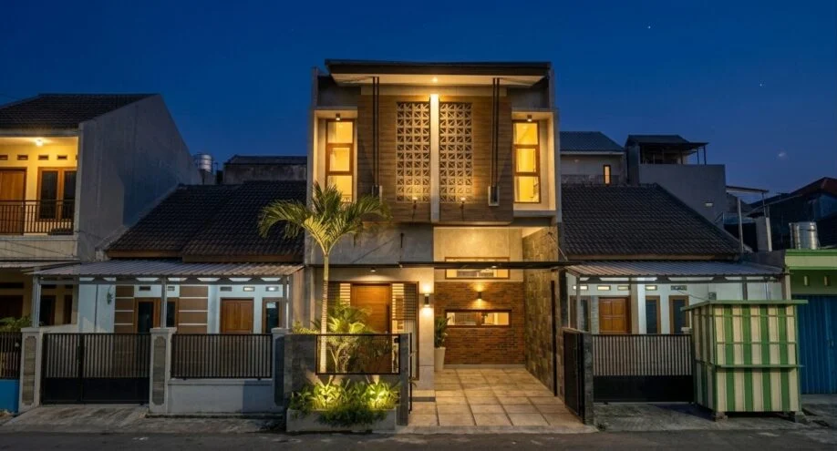 Desain Rumah Urban Tropis dengan Roster dan Fasad Kayu - suasana malam