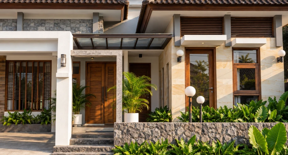 Desain Rumah Tropis Kontemporer dengan Dua Atap Limasan - tampak eksterior