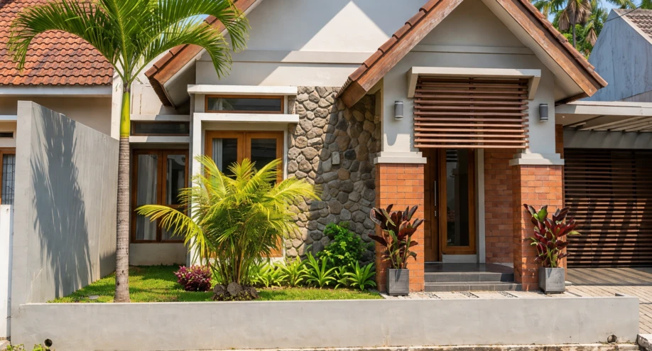Desain Rumah Tropis Kontemporer dengan Atap Pelana Bertingkat - detail fasad