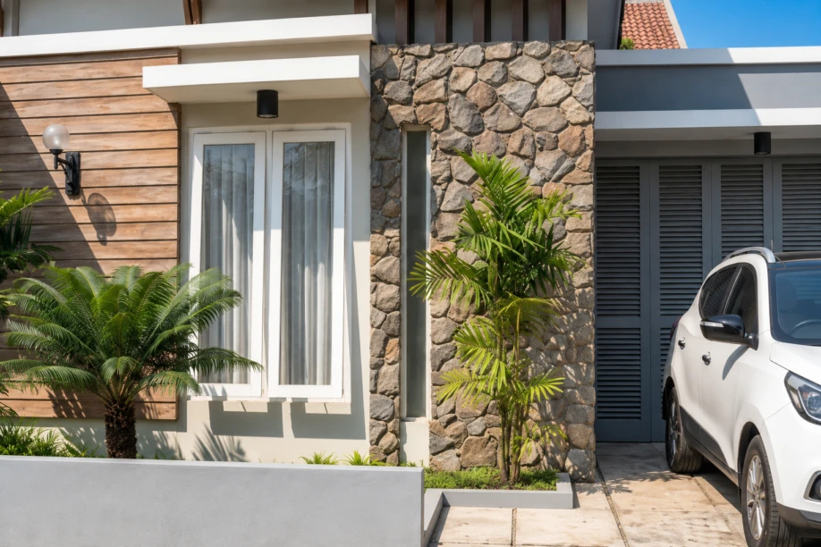 Desain Rumah Modern Tropis dengan Atap Pelana Bertingkat - detail proyek