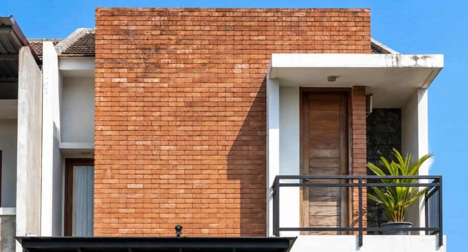 Desain Rumah Minimalis Industrial Dua Lantai dengan Bata Ekspos - detail fasad
