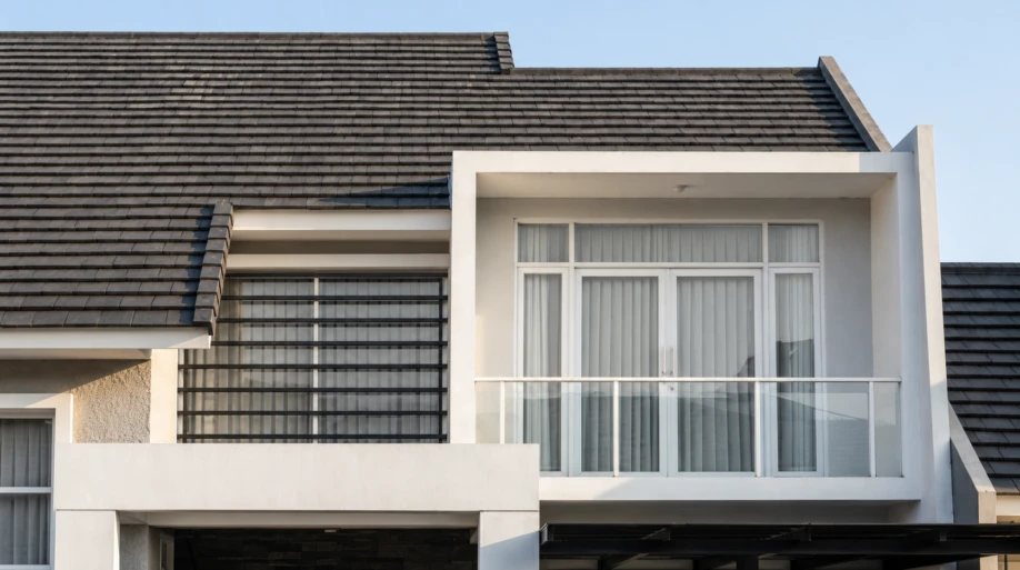 Desain Rumah Modern Tropis dengan Atap Bertingkat dan Balkon Kaca - dokumentasi proyek 7