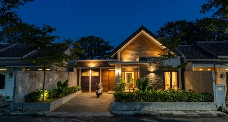 Desain Rumah Modern Tropis Satu Lantai dengan Gevel Kayu - tampak eksterior