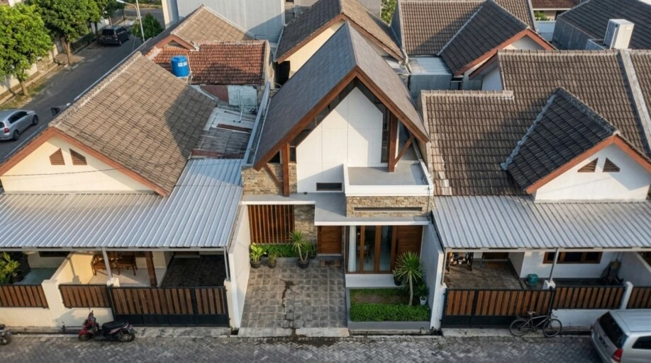 Desain Rumah Modern Tropis dengan Atap Pelana Asimetris - dokumentasi proyek 6