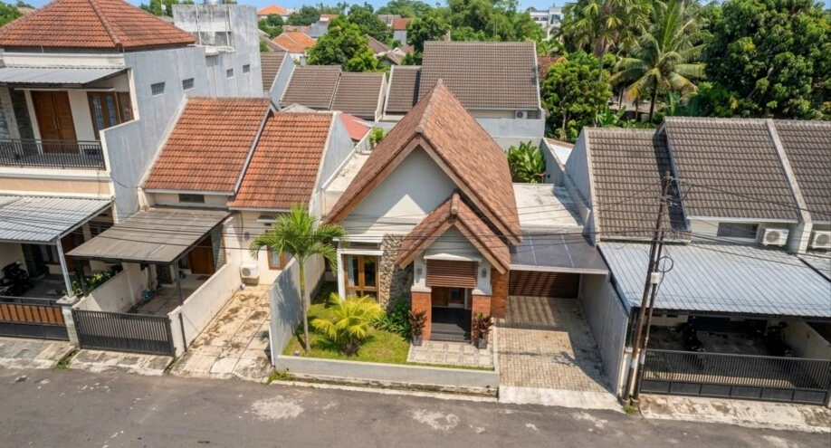 Desain Rumah Tropis Kontemporer dengan Atap Pelana Bertingkat - detail proyek