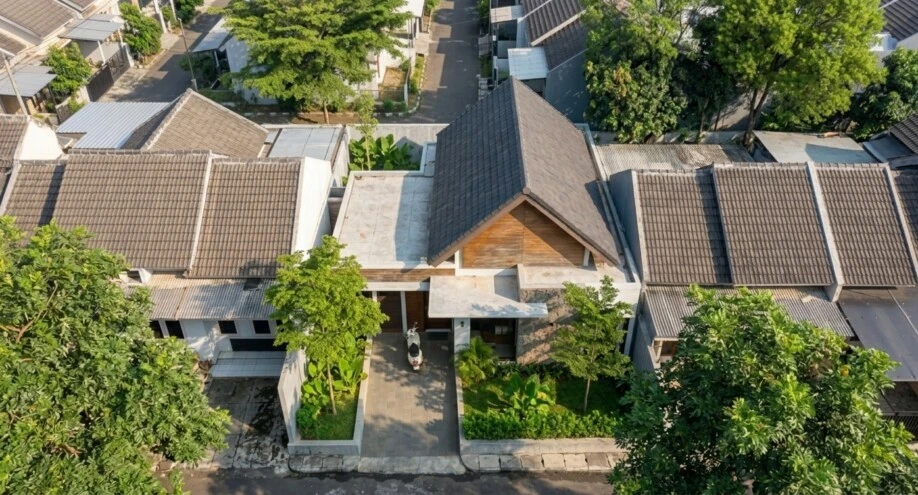 Desain Rumah Modern Tropis Satu Lantai dengan Gevel Kayu - detail fasad
