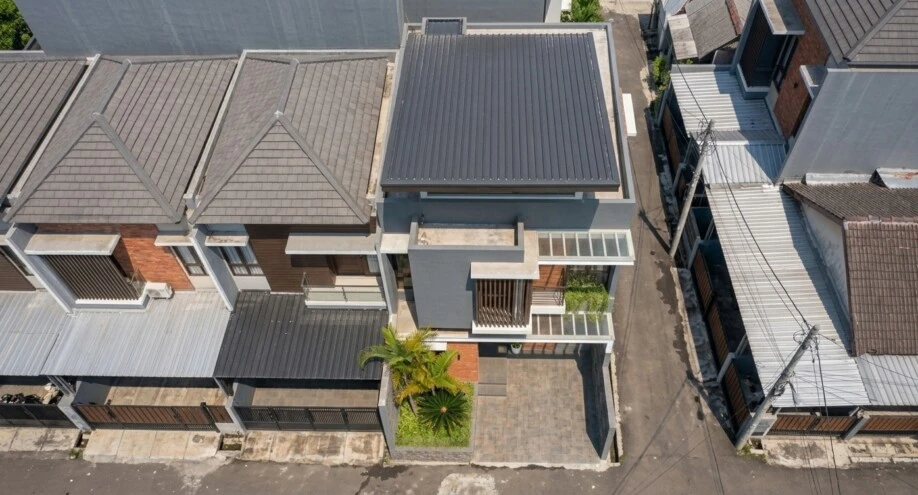 Desain Rumah Modern Kontemporer Dua Lantai dengan Secondary Skin - detail fasad
