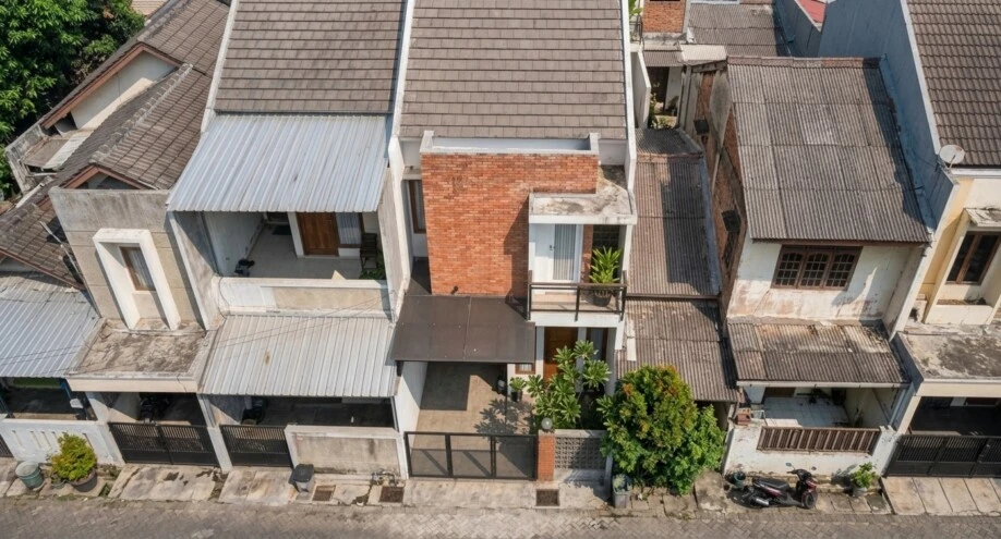 Desain Rumah Minimalis Industrial Dua Lantai dengan Bata Ekspos - dokumentasi proyek 6