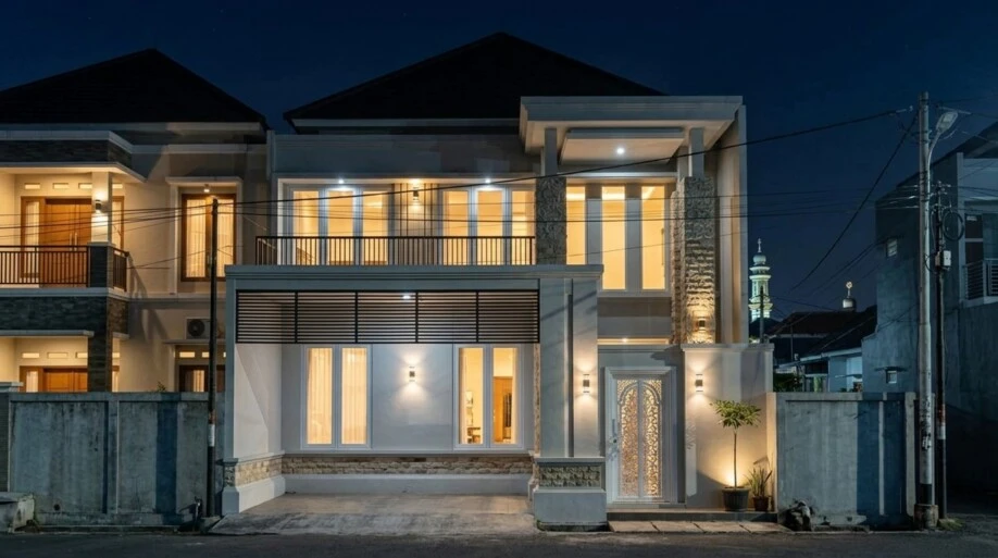 Desain Rumah Klasik Modern Dua Lantai dengan Secondary Skin - suasana malam