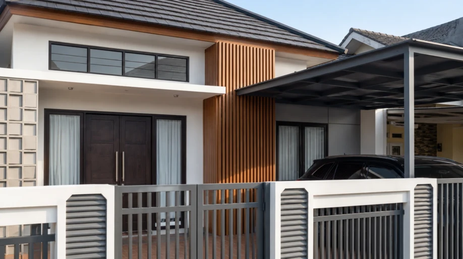 Desain Rumah Modern Tropis Satu Lantai dengan Roster dan Kisi Kayu - area carport